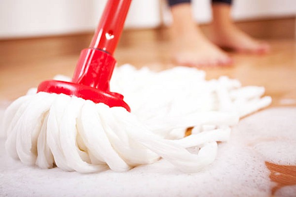 Schoonmaakmiddelen en vlekverwijdering voor PVC-vloeren